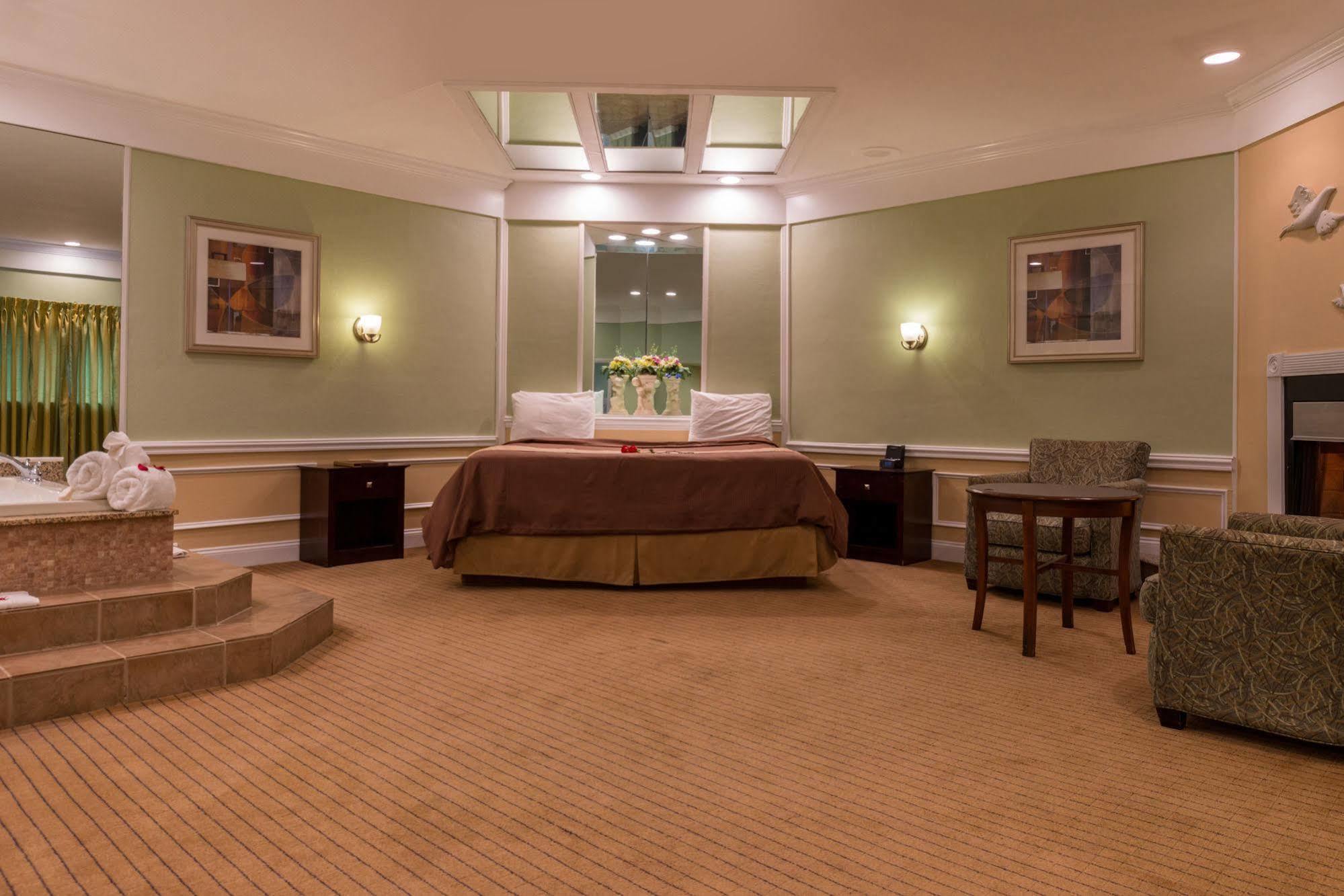 Inn Of The Dove Romantic Luxury & Business Suites 本赛霖姆 外观 照片