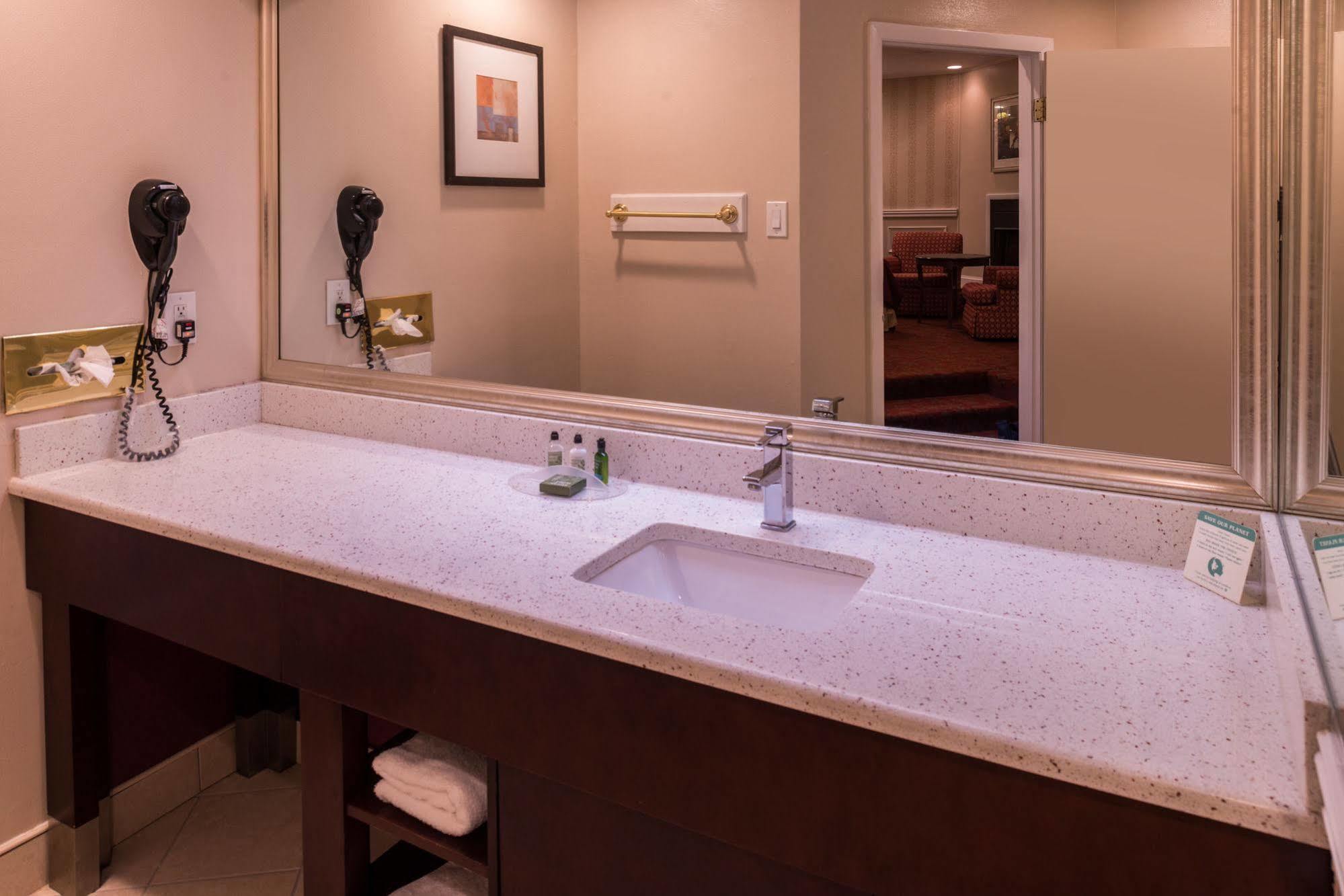 Inn Of The Dove Romantic Luxury & Business Suites 本赛霖姆 外观 照片